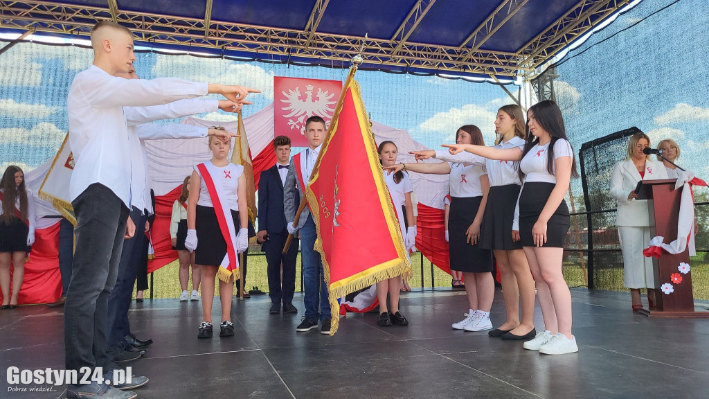 Uroczystość nadania imienia SP w Nieparcie