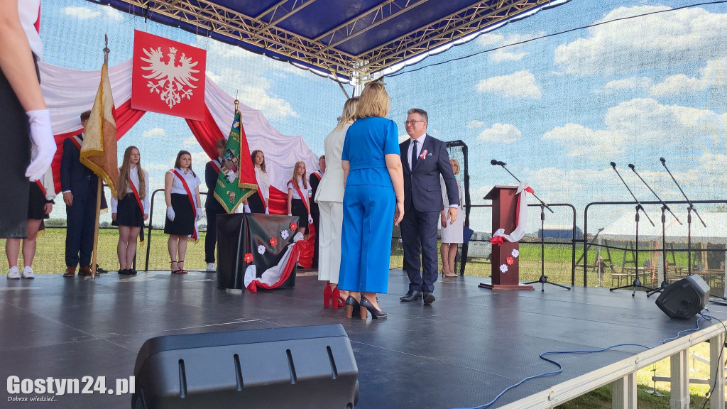Uroczystość nadania imienia SP w Nieparcie