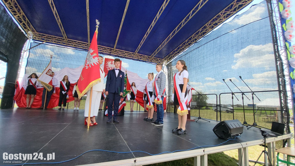 Uroczystość nadania imienia SP w Nieparcie