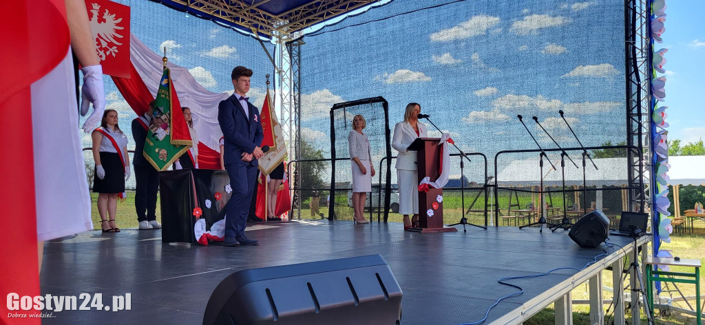 Uroczystość nadania imienia SP w Nieparcie