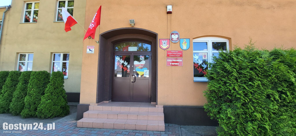 Uroczystość nadania imienia SP w Nieparcie