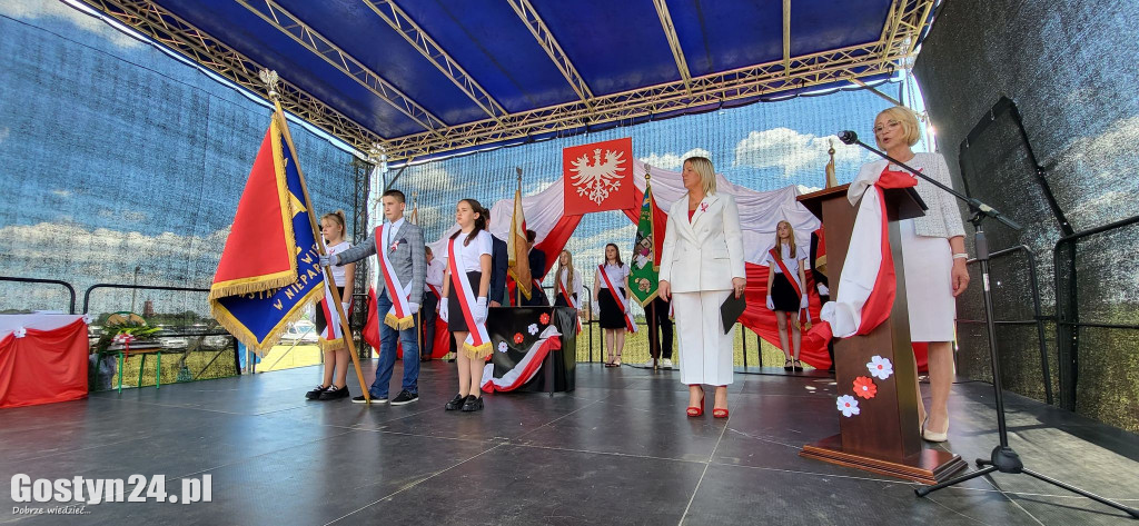 Uroczystość nadania imienia SP w Nieparcie