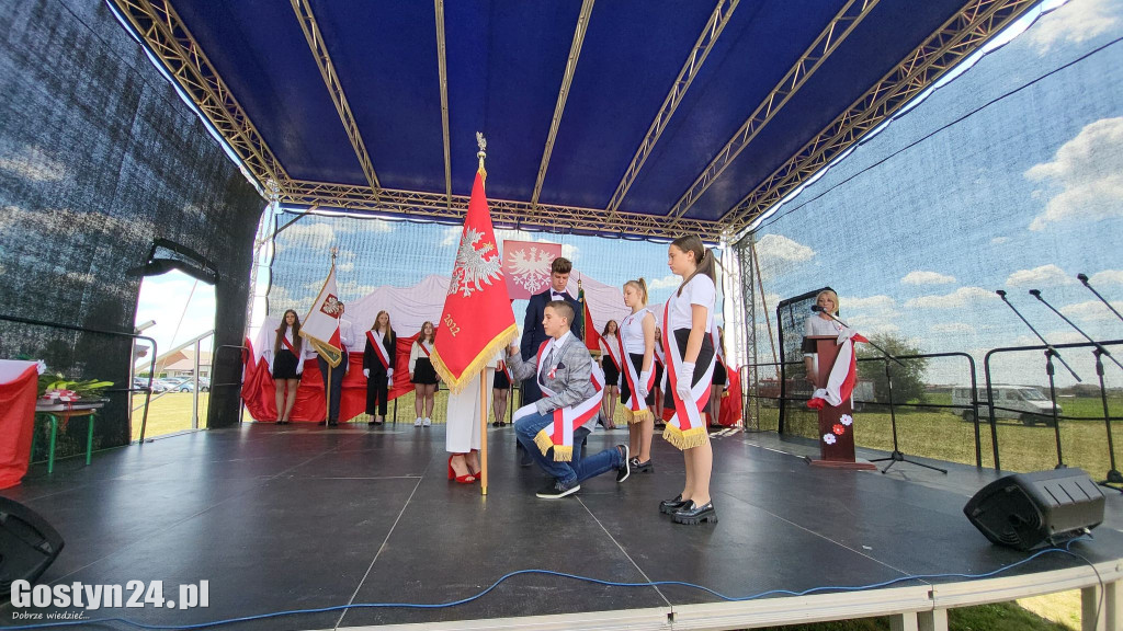 Uroczystość nadania imienia SP w Nieparcie