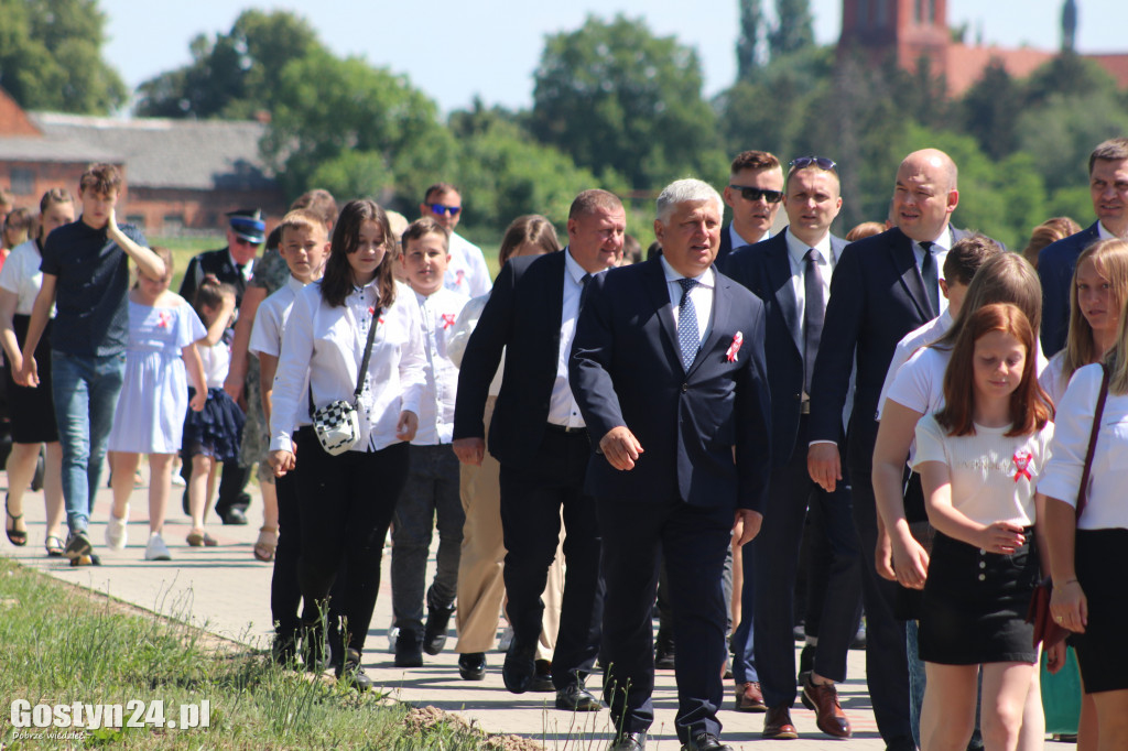 Uroczystość nadania imienia SP w Nieparcie