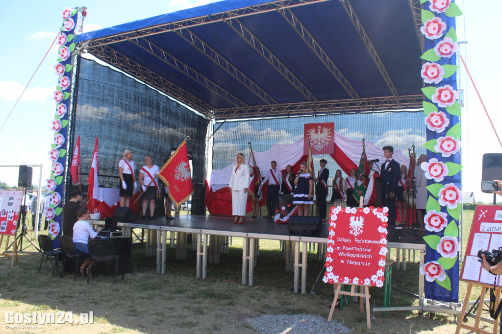 Uroczystość nadania imienia SP w Nieparcie