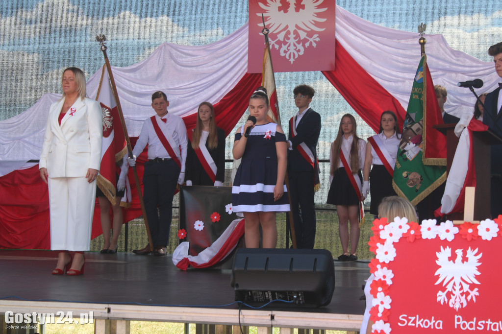 Uroczystość nadania imienia SP w Nieparcie