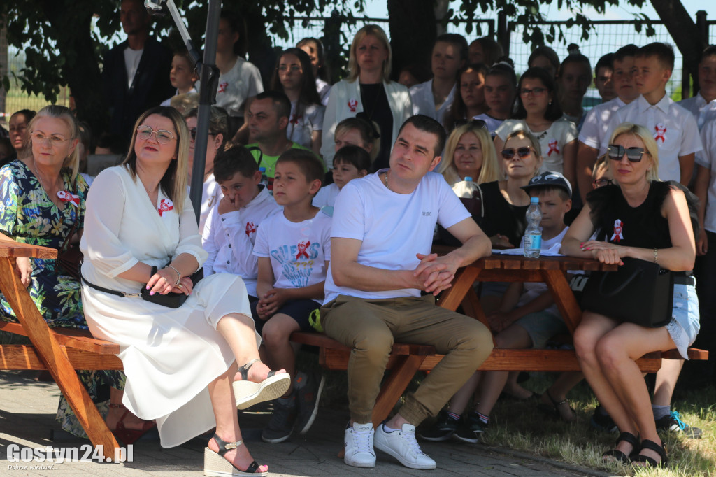 Uroczystość nadania imienia SP w Nieparcie