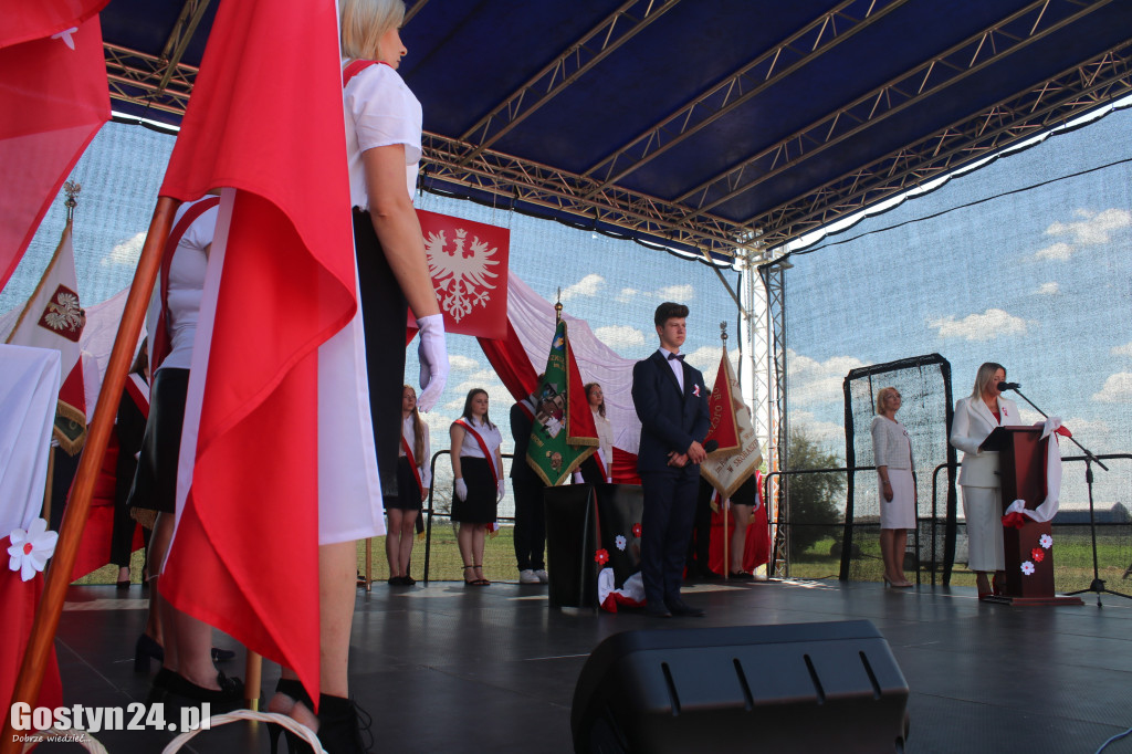 Uroczystość nadania imienia SP w Nieparcie