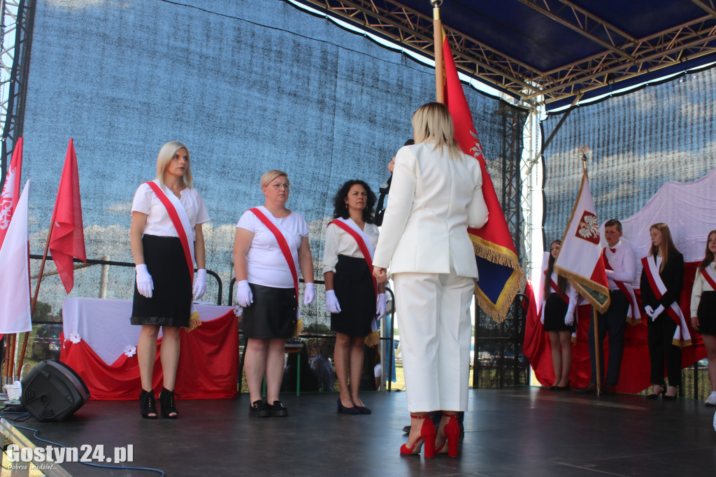 Uroczystość nadania imienia SP w Nieparcie