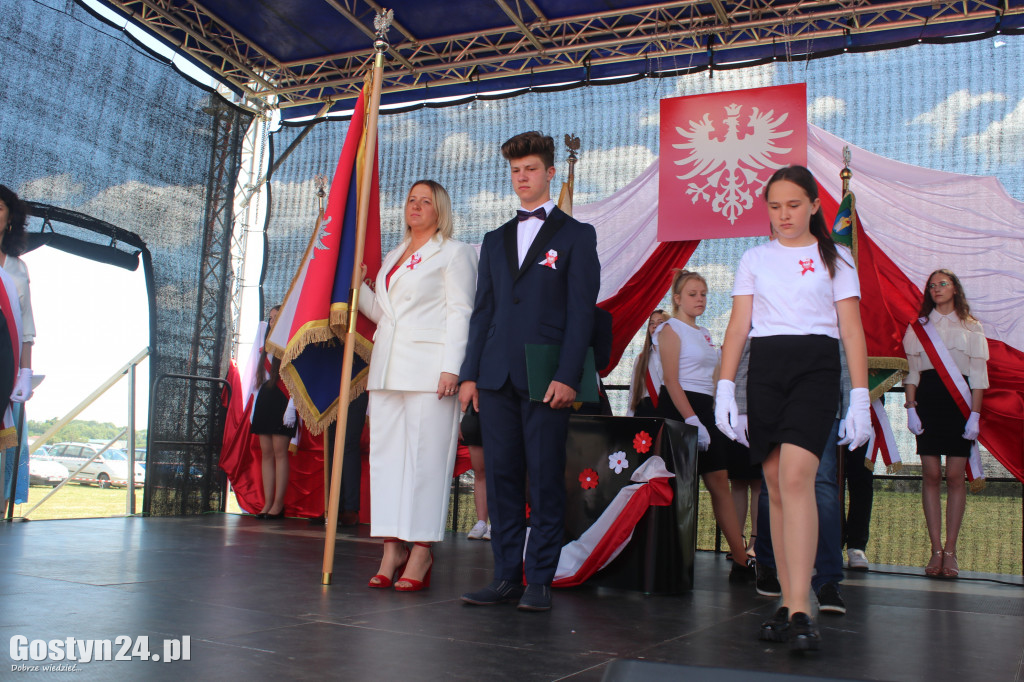 Uroczystość nadania imienia SP w Nieparcie