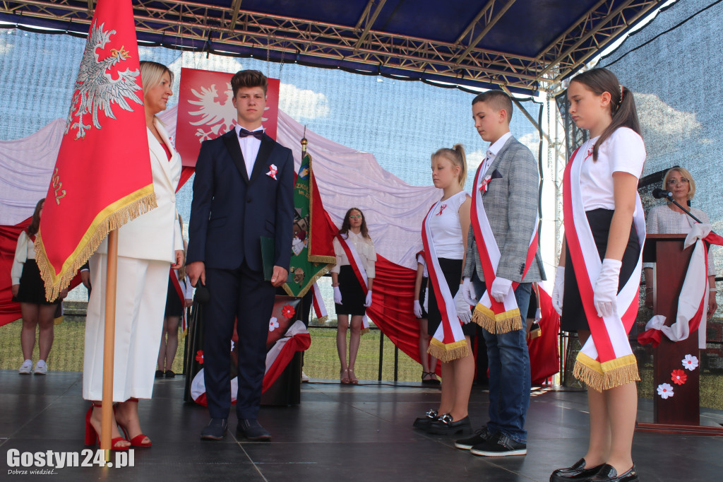 Uroczystość nadania imienia SP w Nieparcie