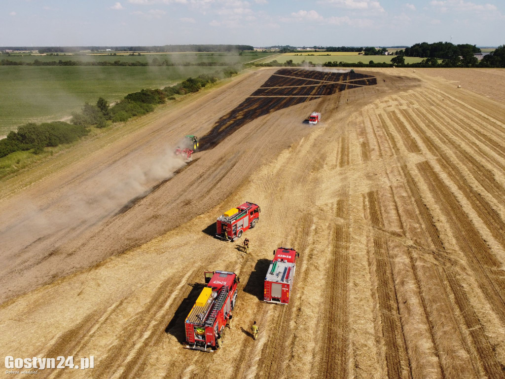 Pożar na polu w Bielawach Pogorzelskich
