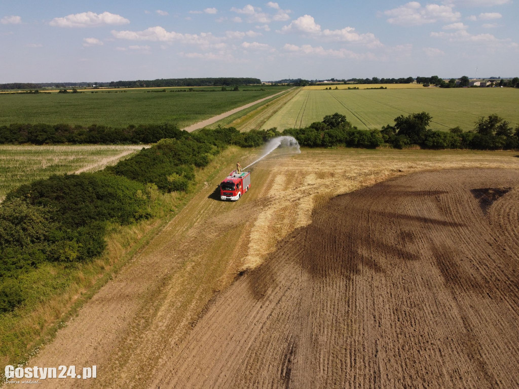 Pożar na polu w Bielawach Pogorzelskich