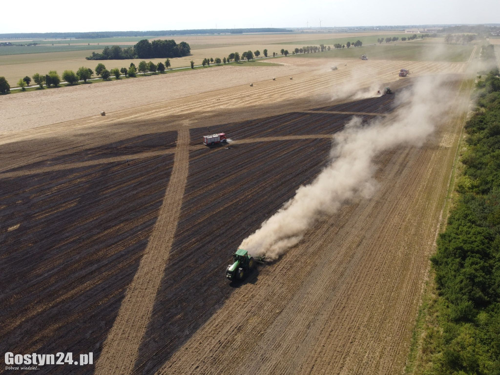 Pożar na polu w Bielawach Pogorzelskich
