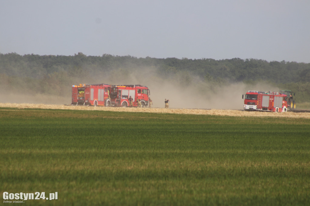 Pożar na polu w Bielawach Pogorzelskich