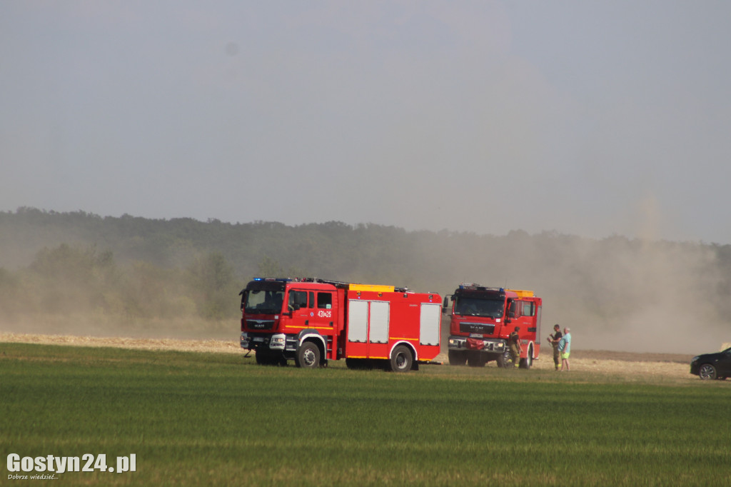 Pożar na polu w Bielawach Pogorzelskich