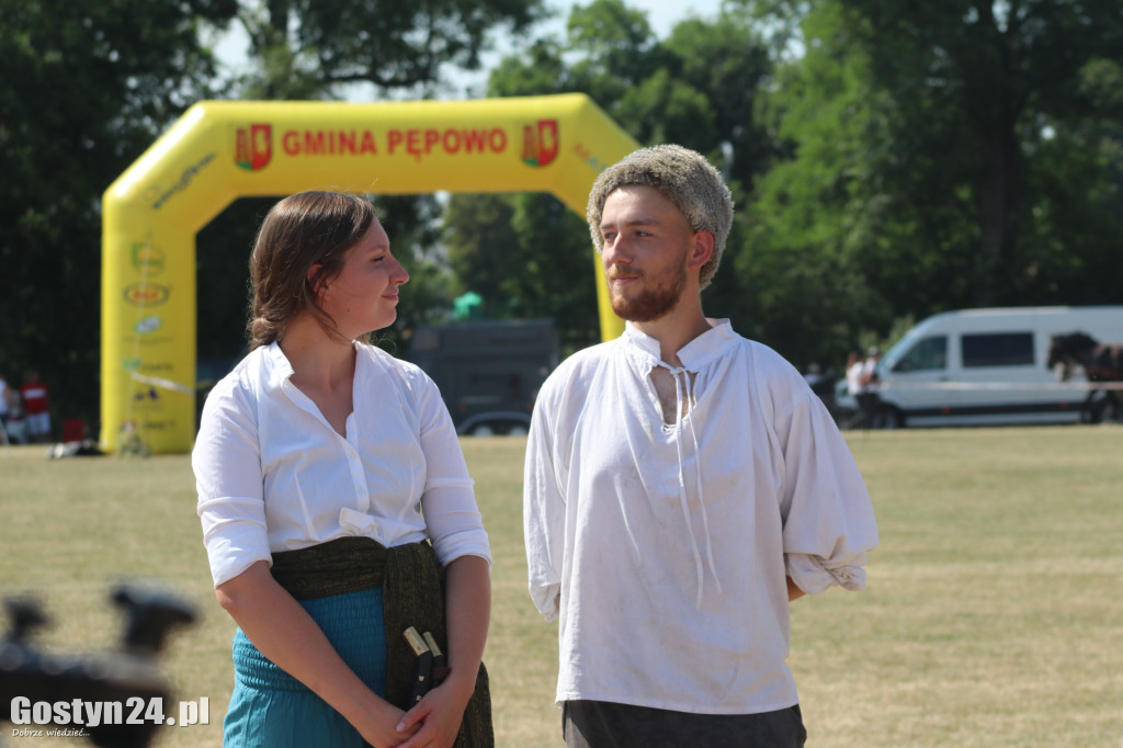 Zawody konne z pokazem kaskaderki w Pępowie