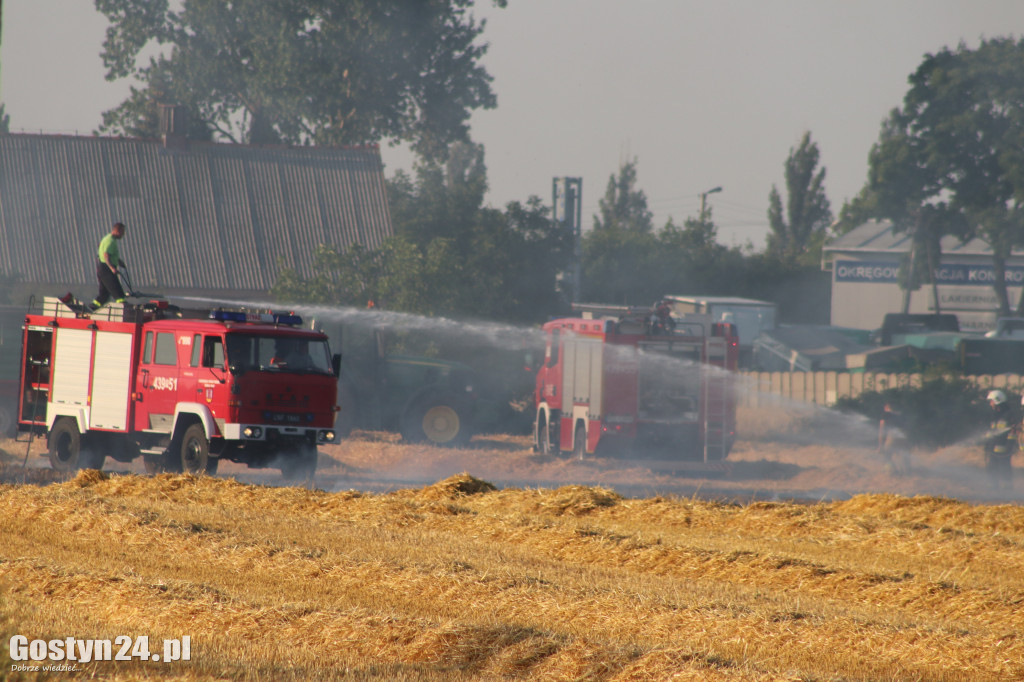 Pożar na polu pomiędzy Strumianami a Borkiem Wlkp.