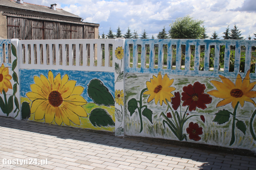 Mural malowany życzliwością w Chumiętkach