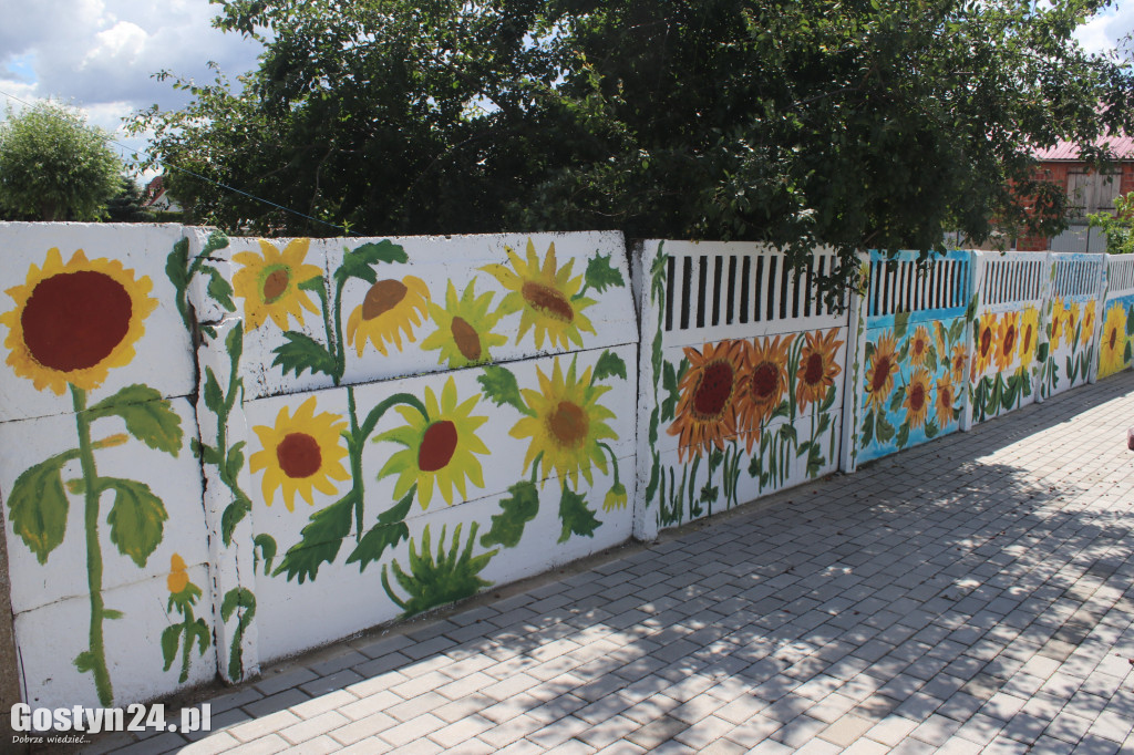 Mural malowany życzliwością w Chumiętkach