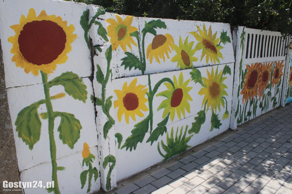 Mural malowany życzliwością w Chumiętkach