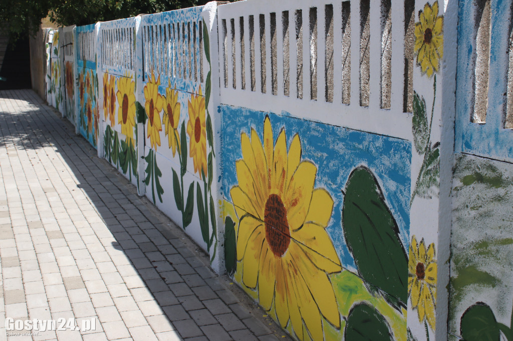 Mural malowany życzliwością w Chumiętkach