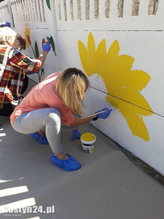 Mural malowany życzliwością w Chumiętkach