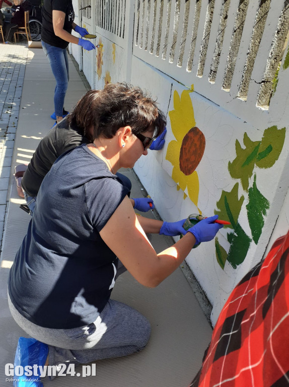 Mural malowany życzliwością w Chumiętkach