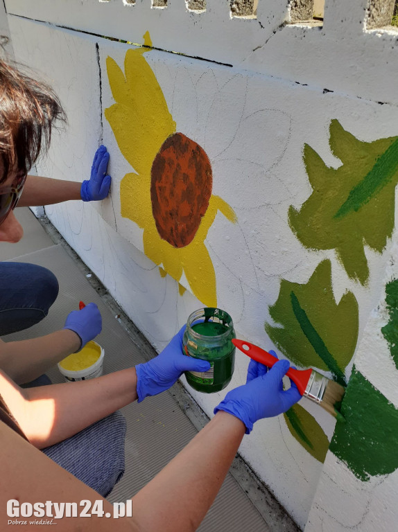 Mural malowany życzliwością w Chumiętkach