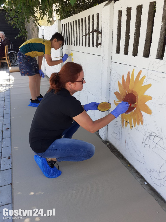 Mural malowany życzliwością w Chumiętkach