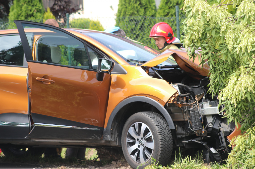 Kierowca renault captur roztrzaskał się na drzewie