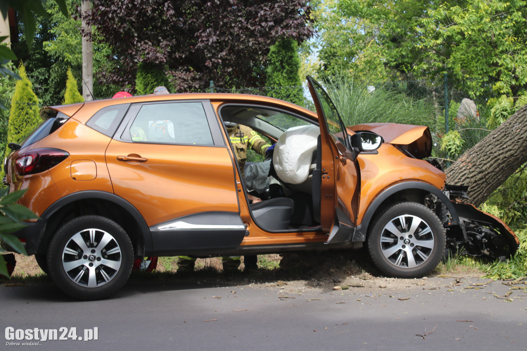 Kierowca renault captur roztrzaskał się na drzewie