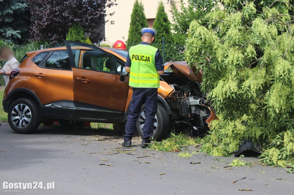 Kierowca renault captur roztrzaskał się na drzewie