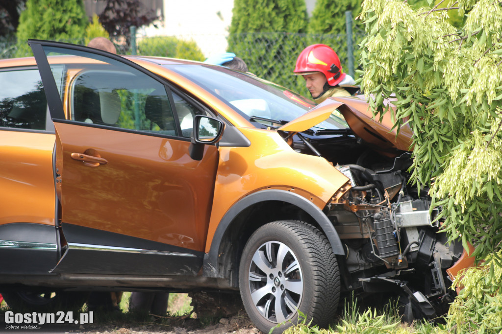 Kierowca renault captur roztrzaskał się na drzewie