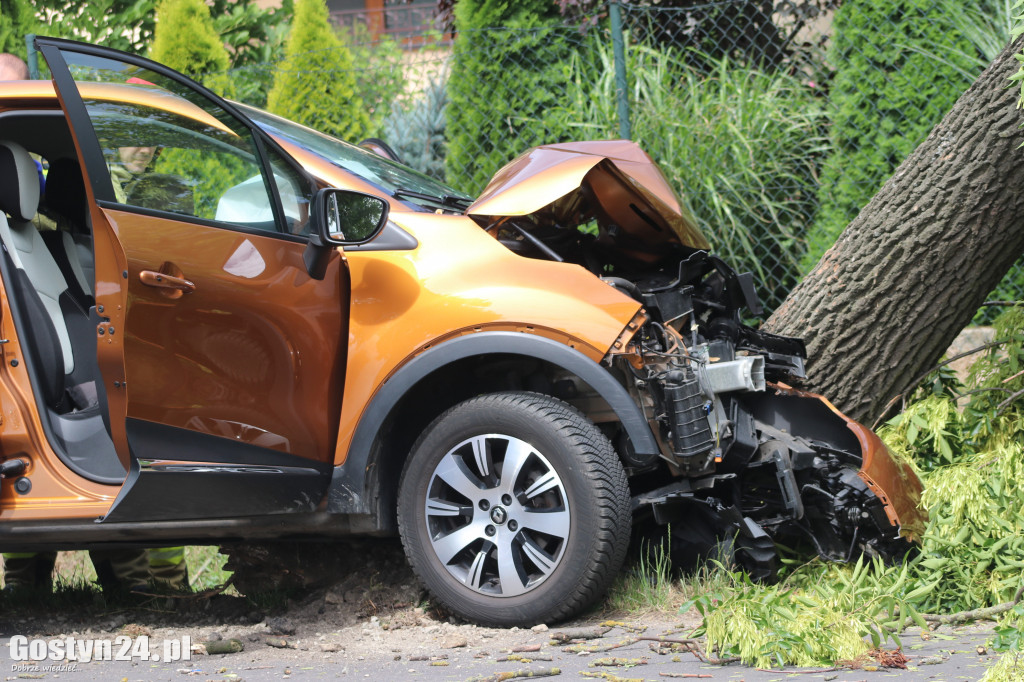 Kierowca renault captur roztrzaskał się na drzewie