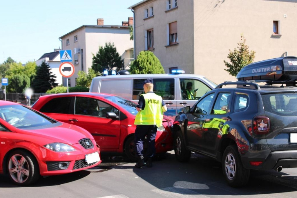 Zderzenie trzech aut na skrzyżowaniu ulic Polnej i Hutnika