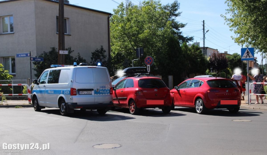 Zderzenie trzech aut na skrzyżowaniu ulic Polnej i Hutnika