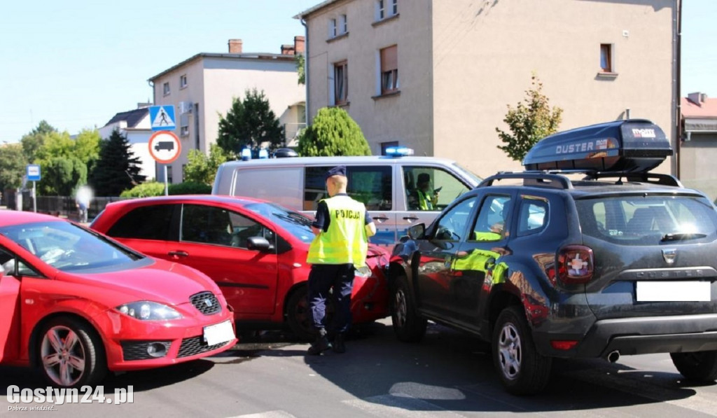 Zderzenie trzech aut na skrzyżowaniu ulic Polnej i Hutnika