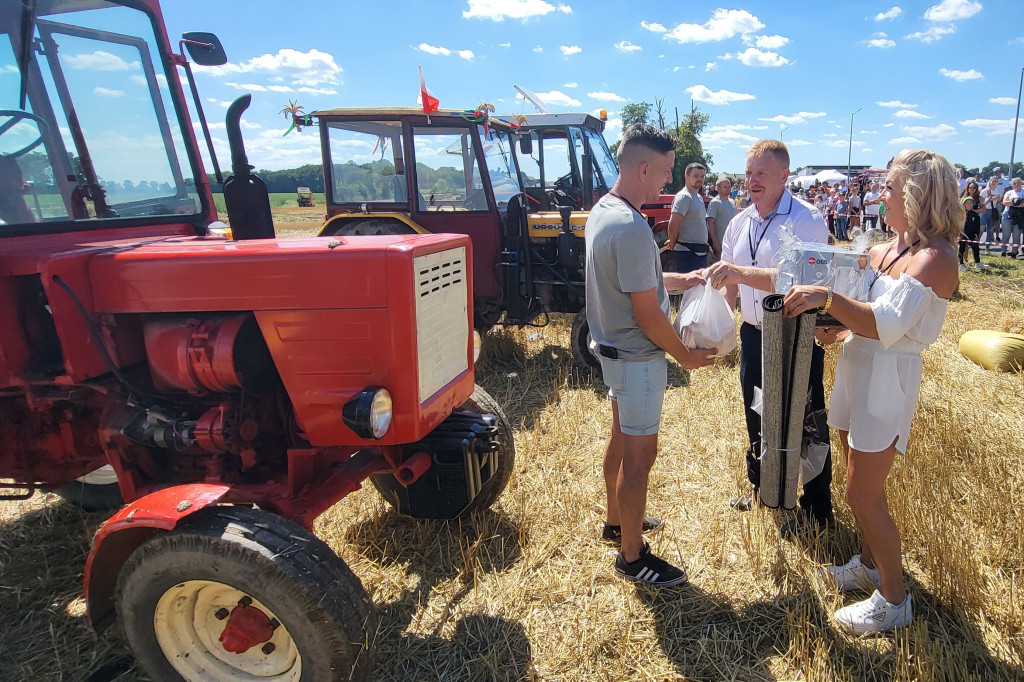 Dożynki, wyścigi wraków i traktorów w Bączylesie