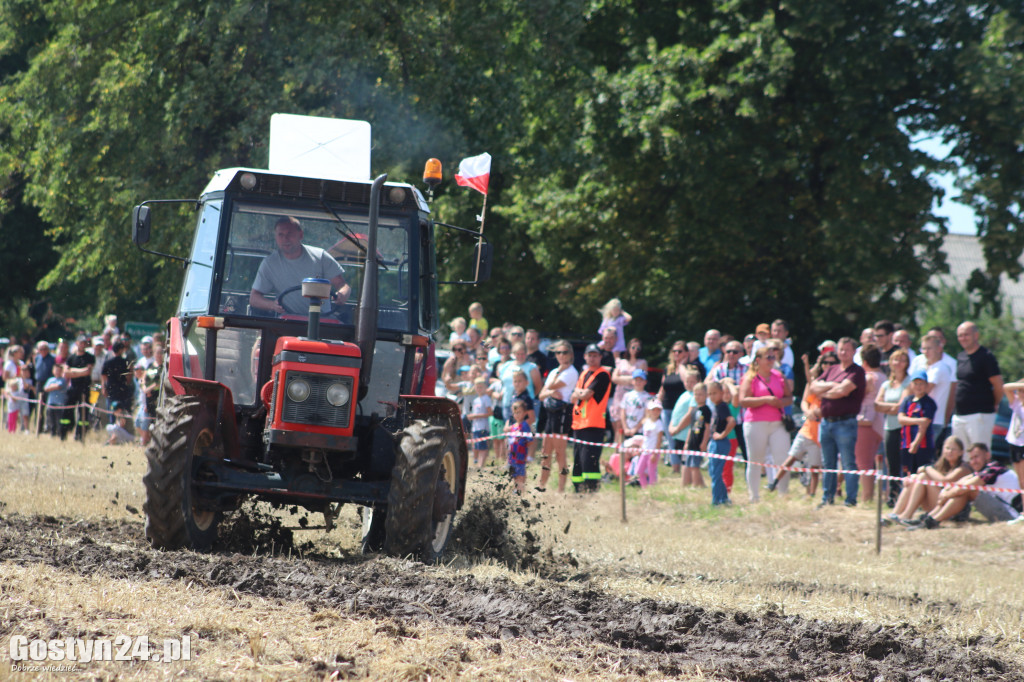 Dożynki, wyścigi wraków i traktorów w Bączylesie