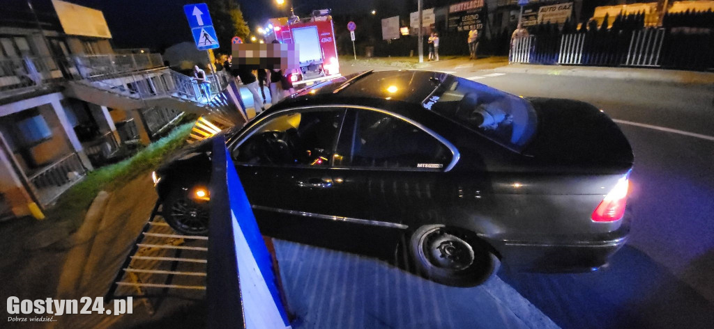 Samochód uderzył w barierki na jednej z gostyńskich ulic