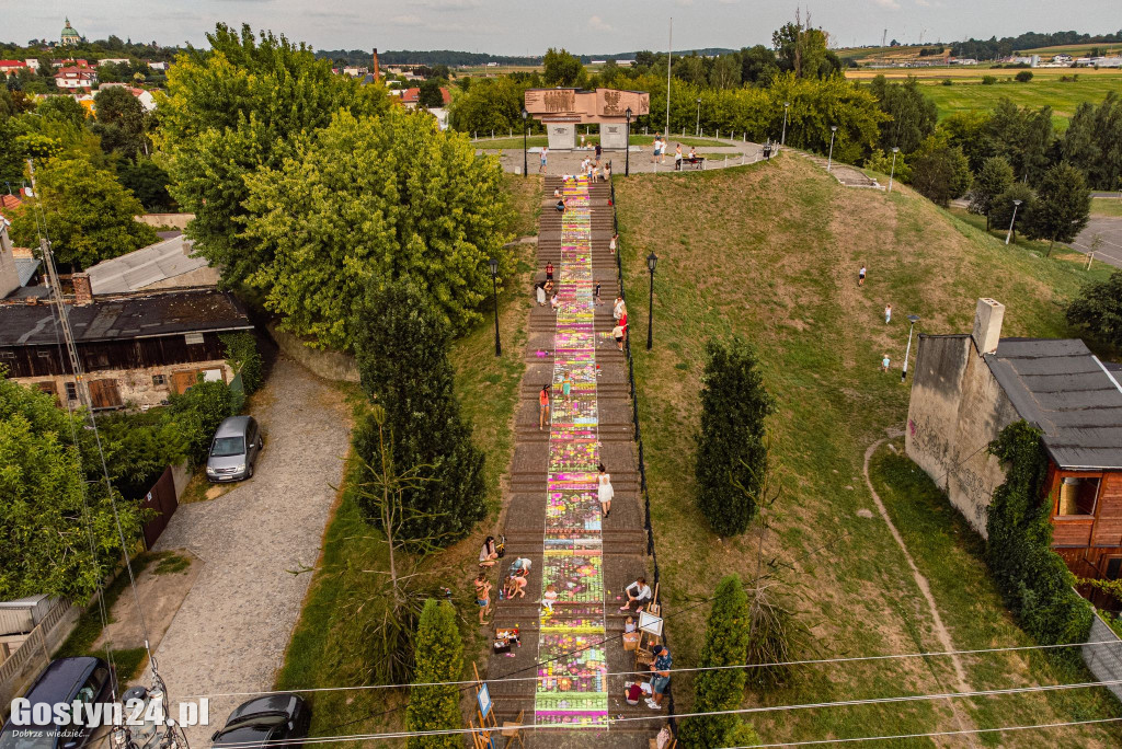 Akcja malowania schodów na Górze Zamkowej w Gostyniu