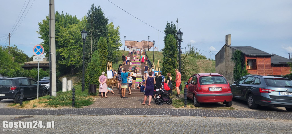 Akcja malowania schodów na Górze Zamkowej w Gostyniu