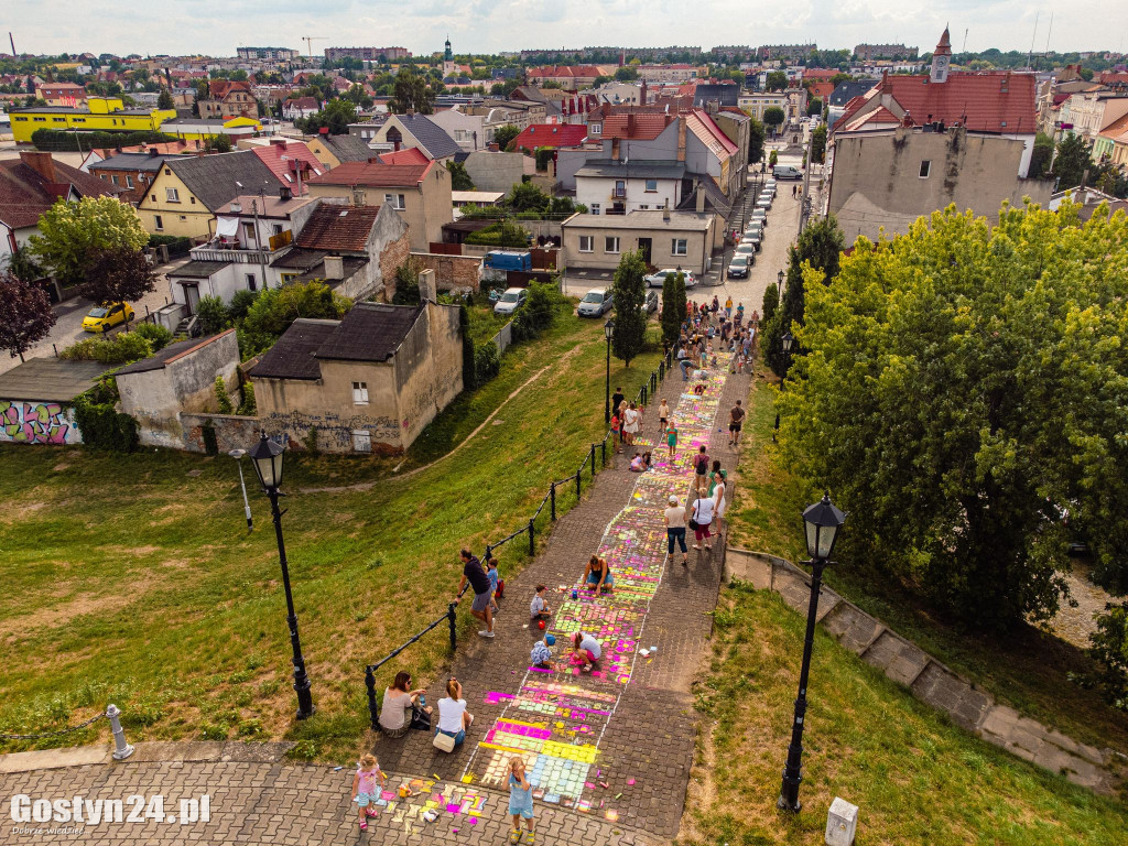 Akcja malowania schodów na Górze Zamkowej w Gostyniu
