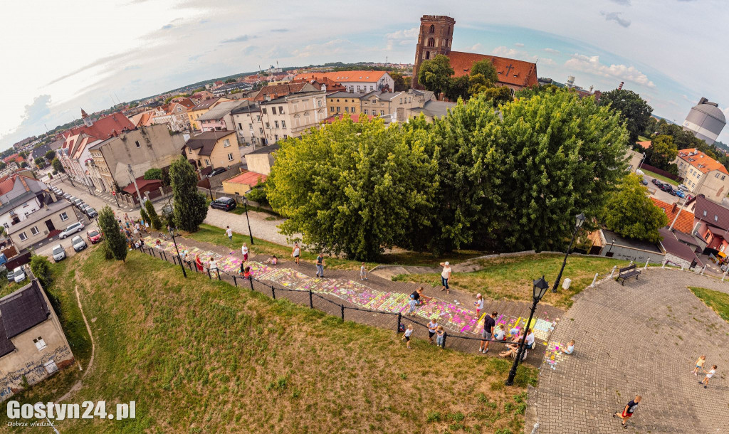 Akcja malowania schodów na Górze Zamkowej w Gostyniu