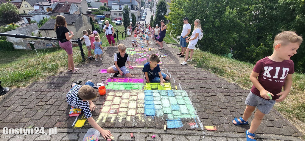 Akcja malowania schodów na Górze Zamkowej w Gostyniu