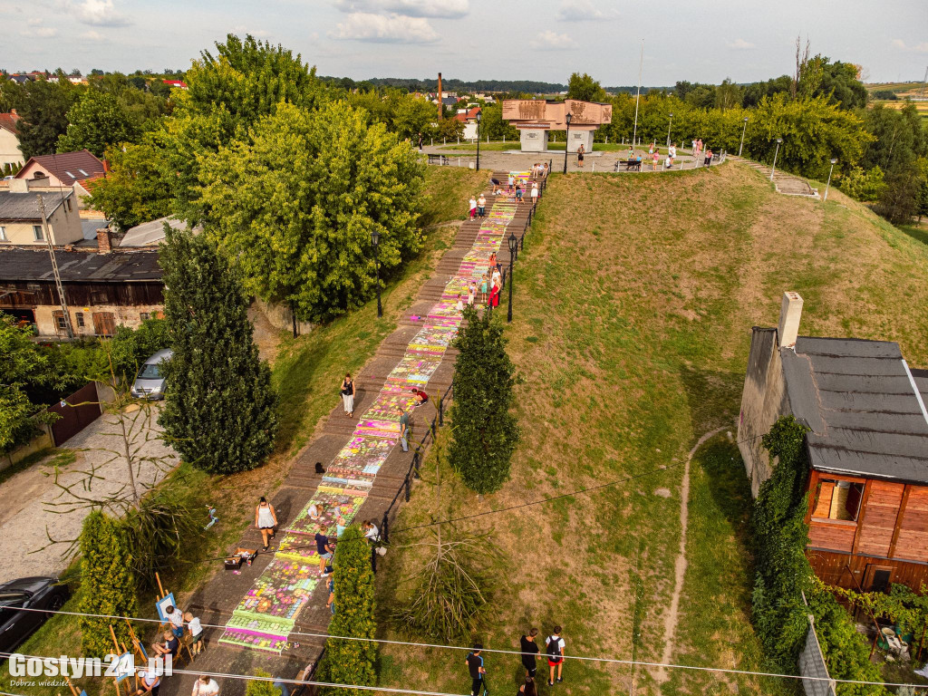 Akcja malowania schodów na Górze Zamkowej w Gostyniu