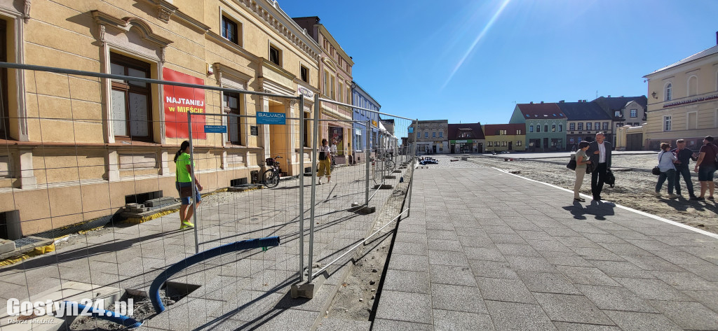 Spotkanie władz gminy z przedsiębiorcami na rynku w Krobi
