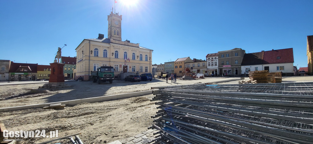 Spotkanie władz gminy z przedsiębiorcami na rynku w Krobi