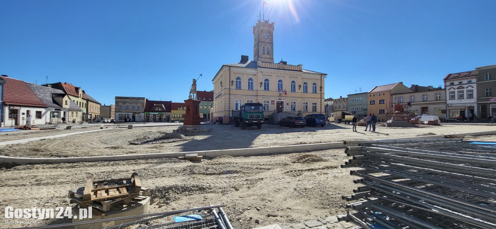 Spotkanie władz gminy z przedsiębiorcami na rynku w Krobi